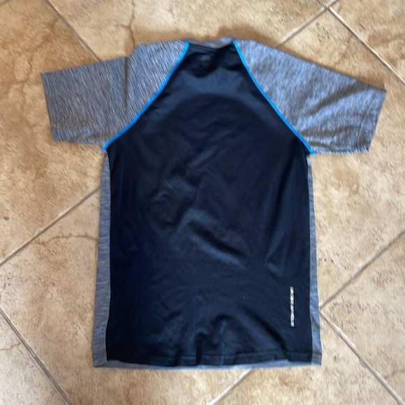 4 Under Armour heat gear short sleeves shirts, 1 adidas long sleeve - Picture 11 of 17